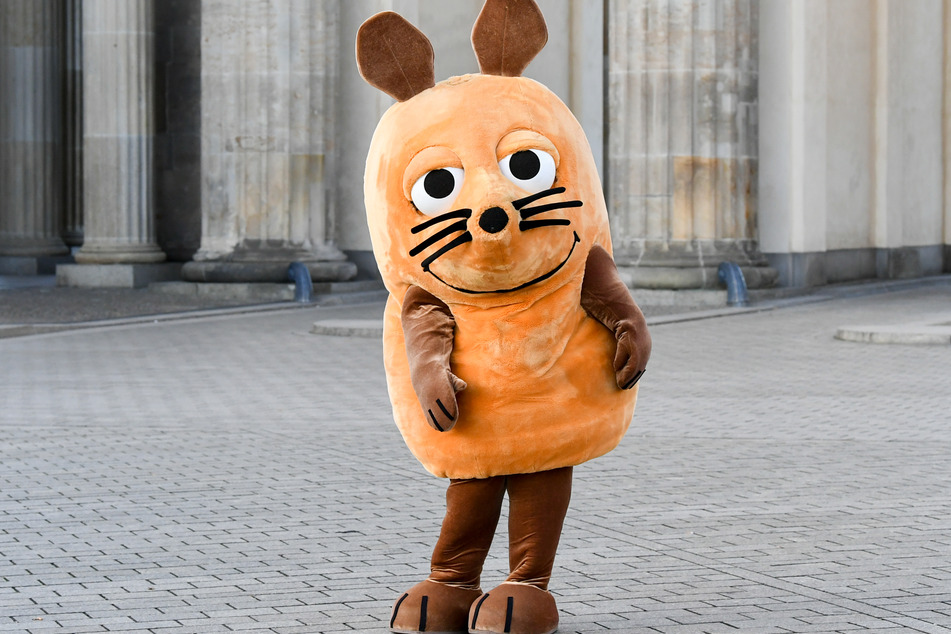 Mit der orangefarbenen Namensgeberin der "Sendung mit der Maus" können Kinder vor dem Landtag ein Foto machen.