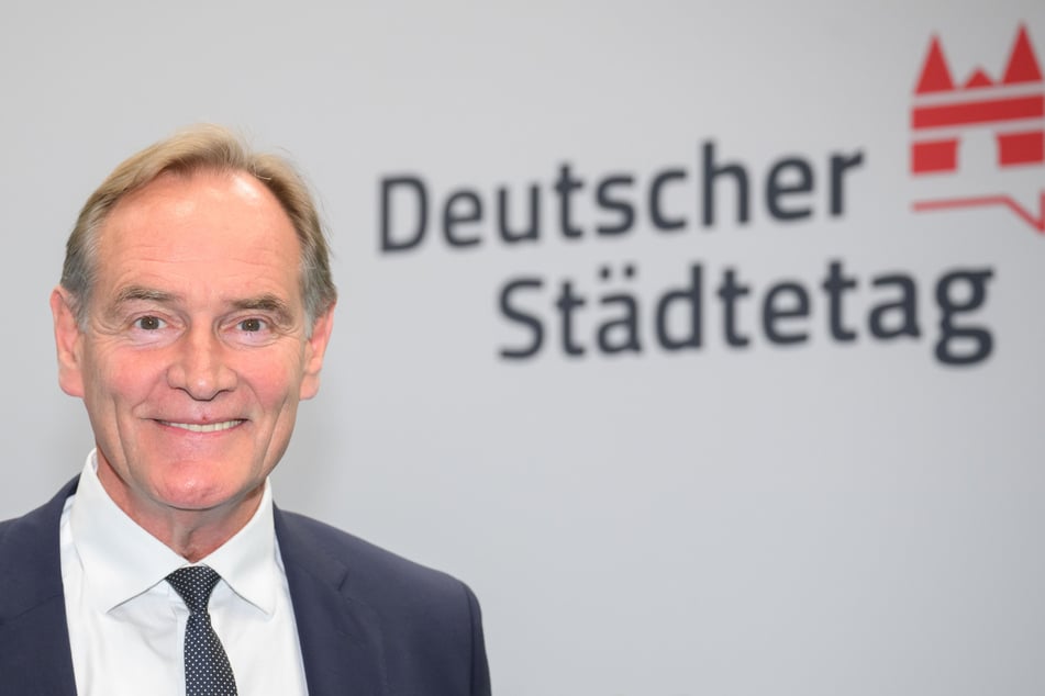 Bereits von 2019 bis 2021 amtierte Burkhard Jung (65, SPD) als Präsident des Deutschen Städtetags. Nun haben die Vertreter der Städte und Gemeinden ihm erneut das Vertrauen ausgesprochen.