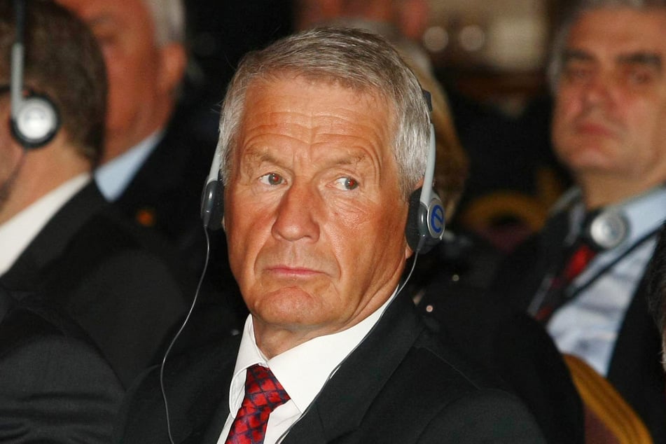 "Ich habe nur eines zu sagen, und zwar, dass ich sehr froh bin, dass die Angelegenheit aufgeklärt wird. Mehr gibt es dazu nicht zu sagen", erklärte der ehemalige Ministerpräsident Thorbjørn Jagland (75) der Presse, nachdem er Hals über Kopf sein Haus verlassen hatte. (Archivfoto)