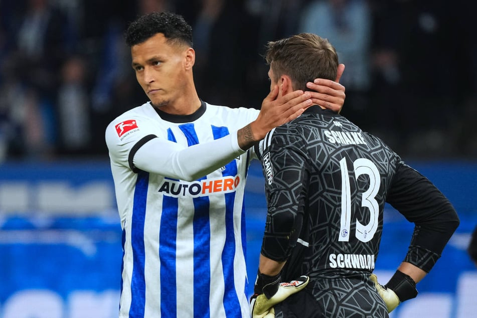 Alexander Schwolow (r.) ist während seiner Zeit bei Hertha BSC, in der er auch mit Davie Selke (31) zusammengespielt hatte, an Schalke 04 ausgeliehen worden.
