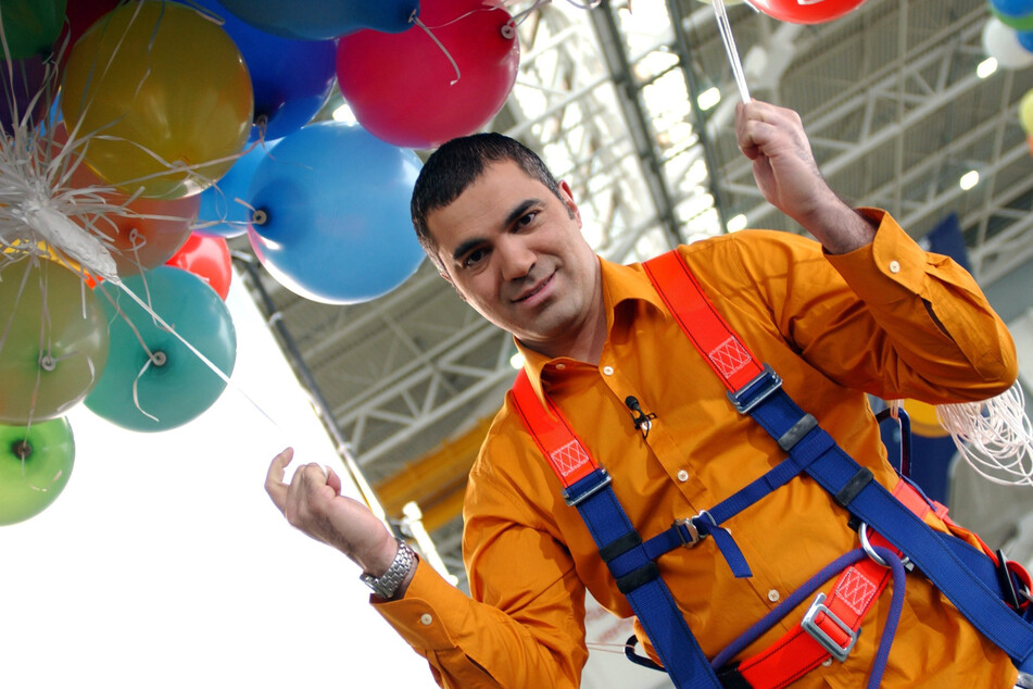 Für die Spezialausgaben des Wissensmagazins hat Abdallah einiges ausprobiert, unter anderem hob er 2003 mit Luftballons ab.