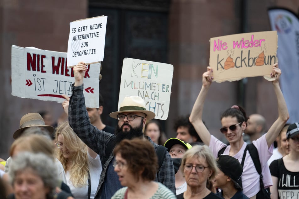 Gegen Rassismus und die Politik der AfD demonstrierten am Dienstag mehrere hundert Menschen vor der Paulskirche.