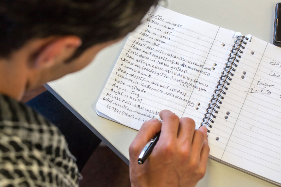 Flüchtlinge aus Syrien lernen in einem Bildungszentrum Erfurt in einem 320-stündigen Einstiegskurs die deutsche Sprache. Bis 2020 konnte rund 7500 Migranten die deutsche Sprache näher gebracht werden. (Archivbild)