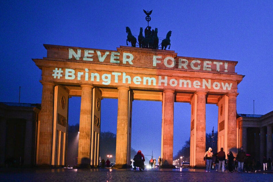 Zum Gedenken an die Hamas-Opfer Schiri Bibas und ihre beiden Söhne Kfir und Ariel, ist das Brandenburger Tor am Mittwoch angestrahlt worden.