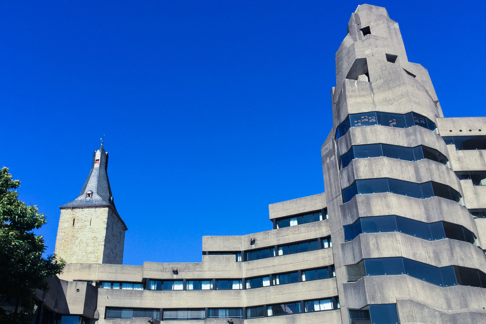 Das Rathaus in Bensberg wird im Volksmund auch "Bensberger Akropolis", "Beamtenbunker" oder und "Aapefelse" (Affenfelsen) genannt.