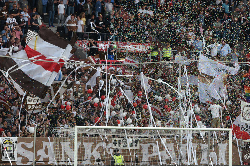 Die Fans des FC St. Pauli lassen im Millerntor-Stadion immer gerne Konfetti regnen. Damit ist jetzt Schluss, der Kiezklub hat ein Verbot ausgesprochen. (Archivfoto)