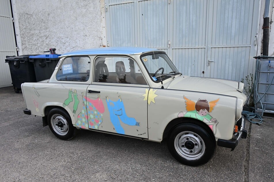 Die Bemalung macht das Auto einzigartig. Der vermeintliche Urheber hat sein Kunstwerk wohl auch signiert.