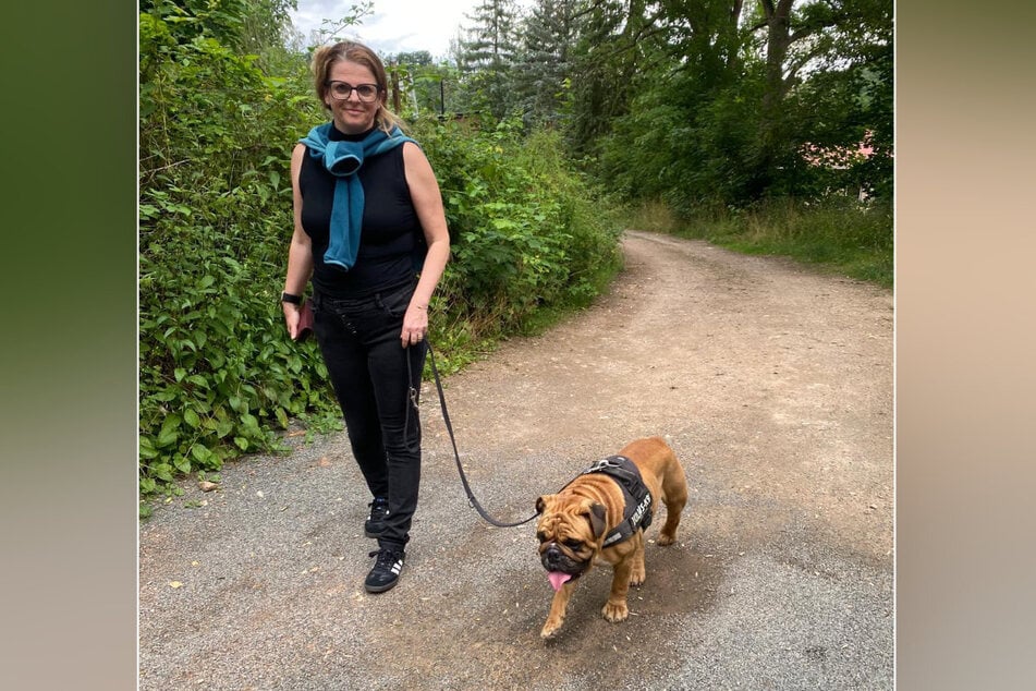 Susanne Schaper (48, Linke) hat einen neuen Hund. Bulldogge Hugo durfte aus dem Tierheim bei ihr einziehen.