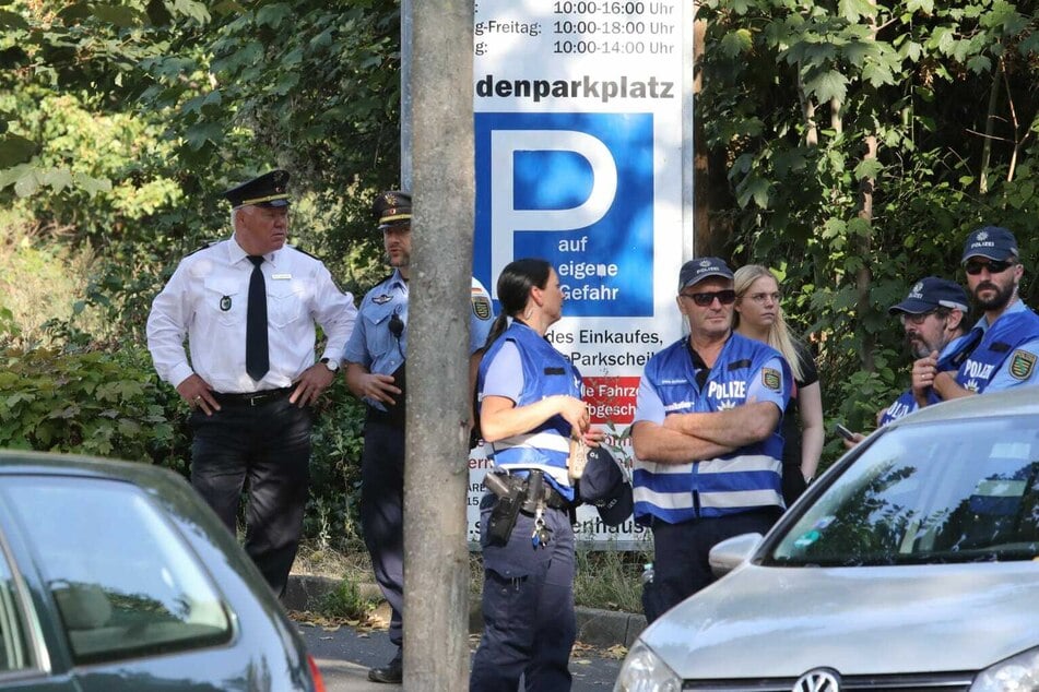 Auch Landespolizeipräsident Horst Kretzschmar (links) ist in Leipzig vor Ort.