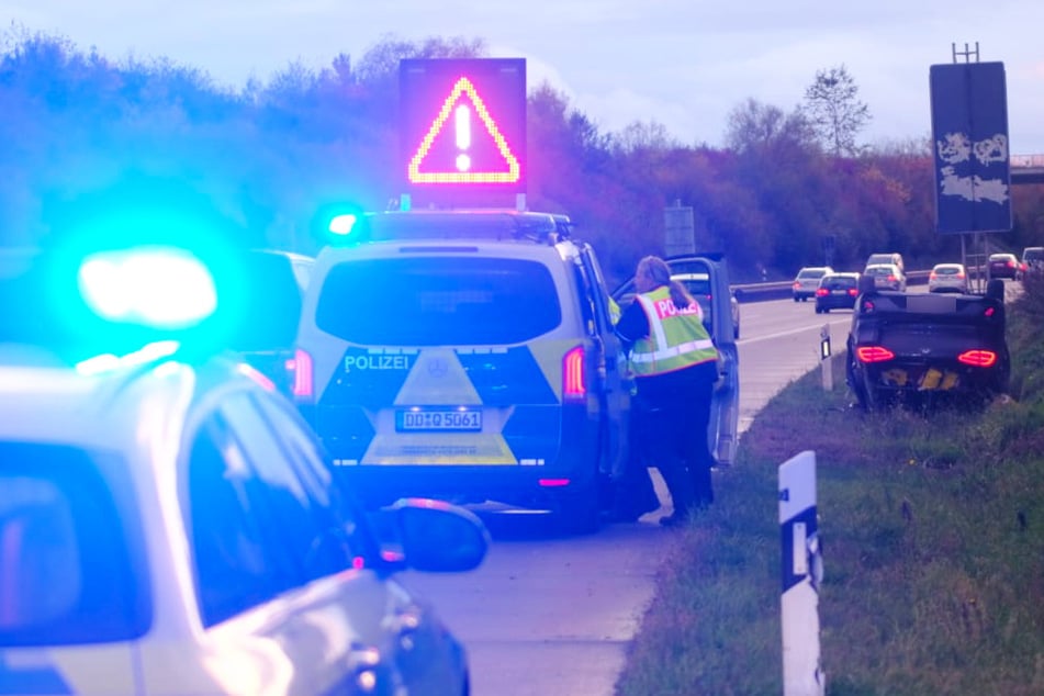 Unfall A38: Auto auf A38 bei Leipzig überschlagen: Zwei Verletzte