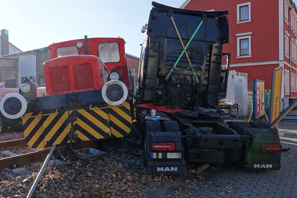 Crash in Freital: Lkw prallt gegen Lokomotive - 125.000 Euro Schaden!