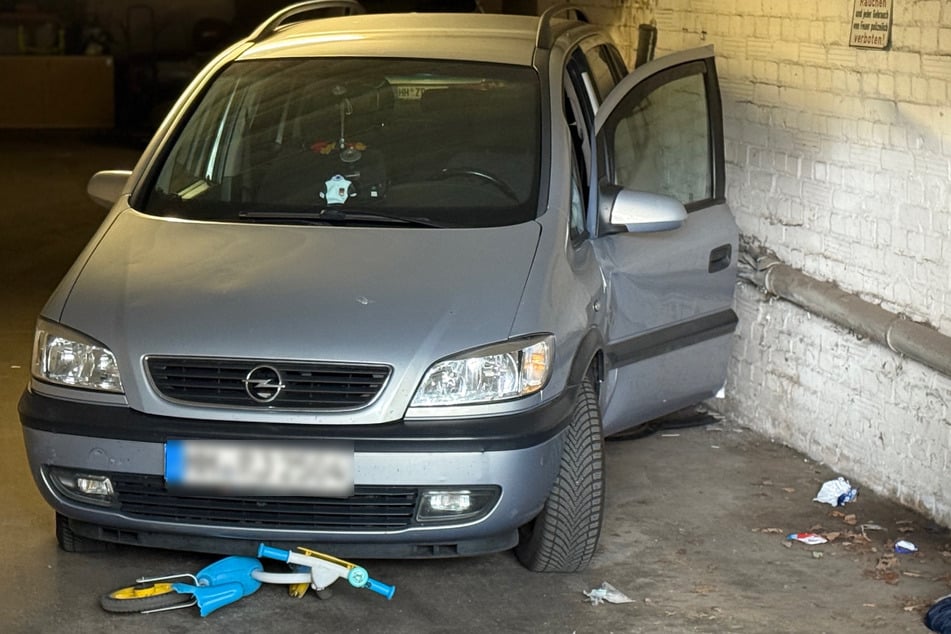 Eine Frau ist in Hamburg-Billstedt von ihrem eigenen Auto eingeklemmt und schwer verletzt worden.