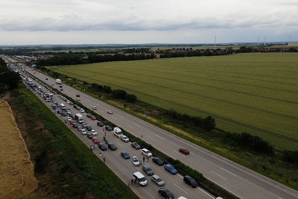 Stau auf der A2: Autofahrer steigen aus ihren Wagen aus.