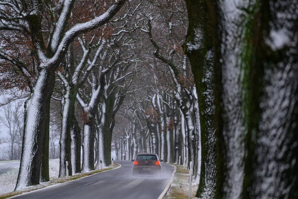 Vor allem auf Nebenstrecken, die noch keinen Winterdiensteinsatz hatten, ist die Lage kritisch. (Symbolbild)