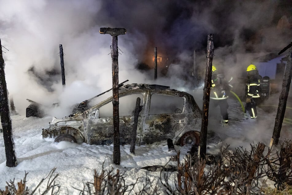 Kameraden der Feuerwehr waren zum Brandort geeilt und löschten die Flammen.