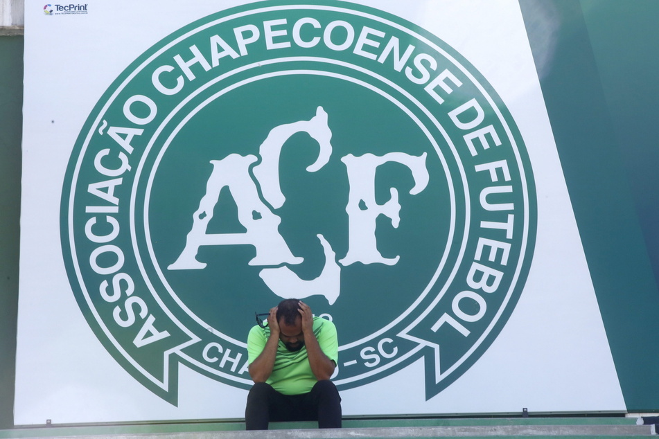 Ein Anhänger des brasilianischen Fußballclubs Chapecoense trauert während einer Mahnwache kurz nach dem Unglück um die Opfer des Flugzeugabsturzes.