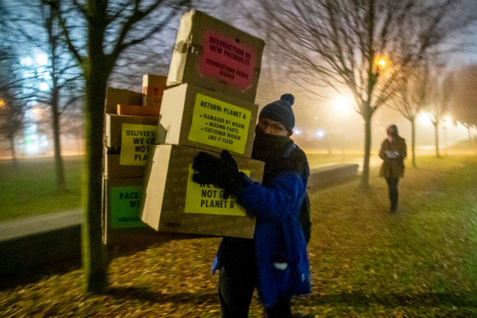 Klimaaktivisten haben am Freitagmorgen vor der Zentrale von Amazon in München ihre Haltung gegenüber dem US-Internetriesen untermauert.