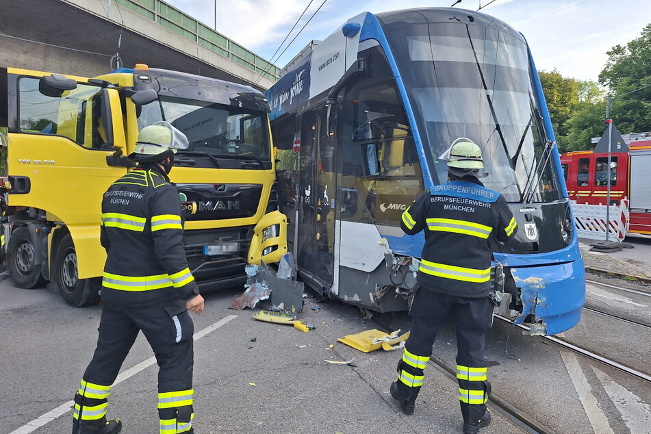 Unter Aufsicht der Feuerwehr wurde die Tram rückwärts zur Haltestelle zurückgefahren, um die Kreuzung zu räumen.