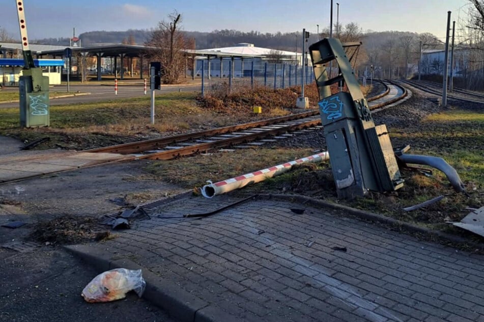 Unter Alkohol und Drogen: Audi-Fahrer kracht gegen Bahnschranke