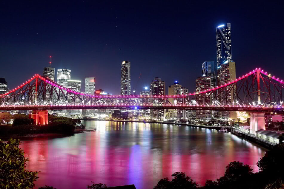 Die Story Bridge und die Skyline von Brisbane. In der australischen Metropole werden 2032 die Olympischen Spiele ausgetragen. (Archivbild)