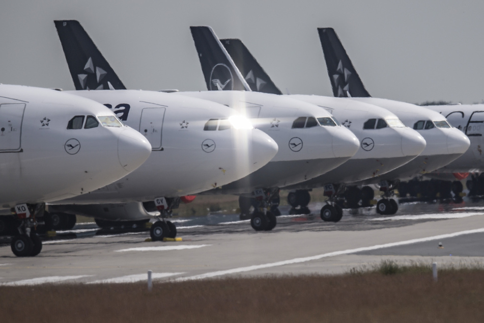 Der Dachverband der Fluggesellschaften (IATA) rechnet im zweiten Halbjahr 2020 mit 77 Milliarden Dollar (rund 65 Mrd Euro) an Verlusten.