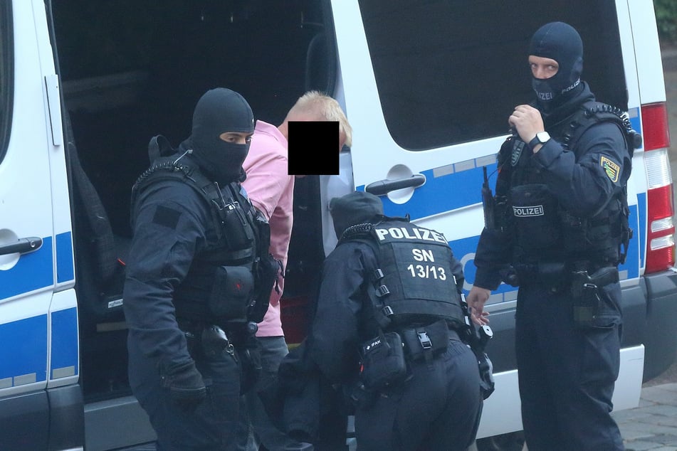 Ein zweiter Festgenommener ist ebenfalls ins Gerichtsgebäude geführt worden.