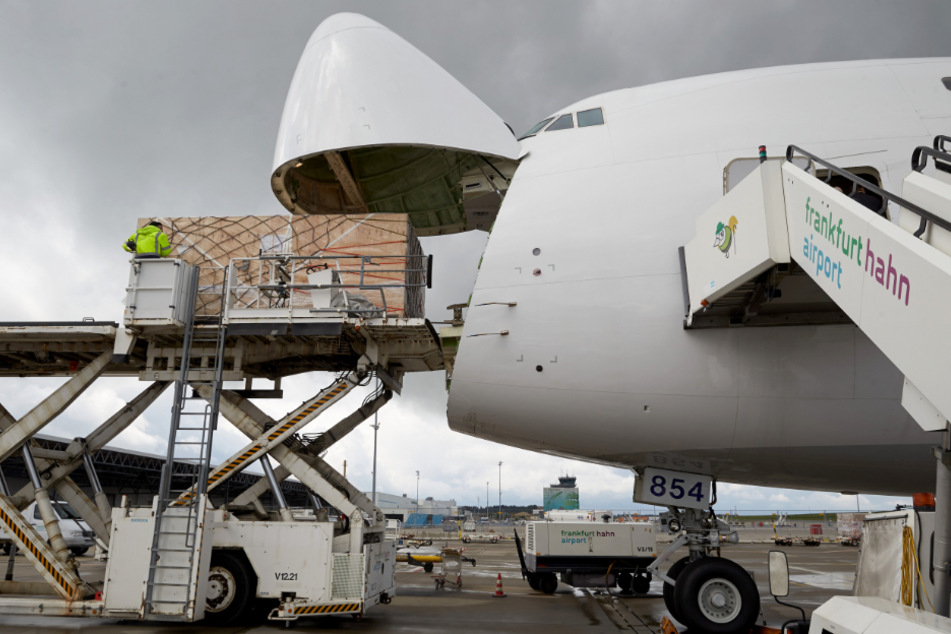 Eine Frachtmaschine vom Typ Boeing 747-8 wird am Flughafen Frankfurt-Hahn mit Fracht beladen.