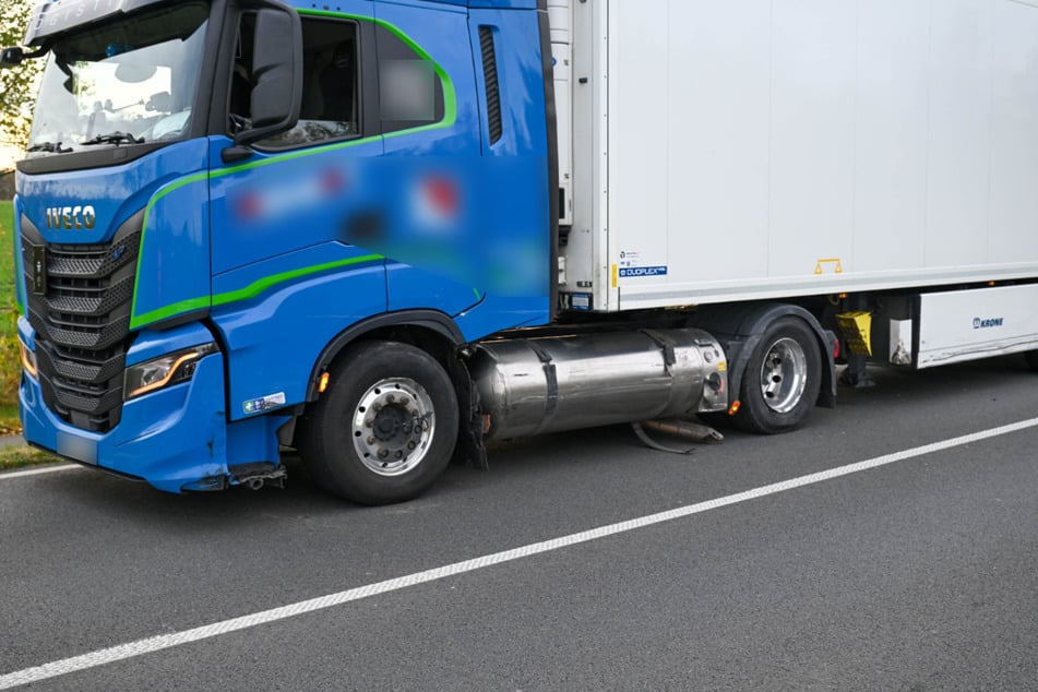 Auch am Laster entstanden Schäden.