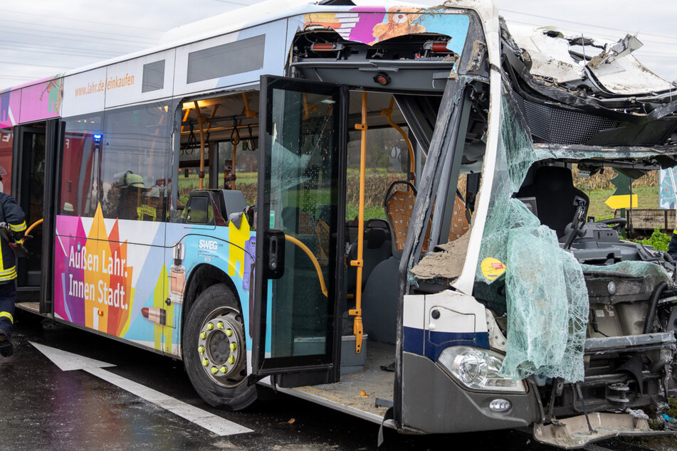 Bus will abbiegen und kracht in Lkw: Zwei Schwerverletzte!