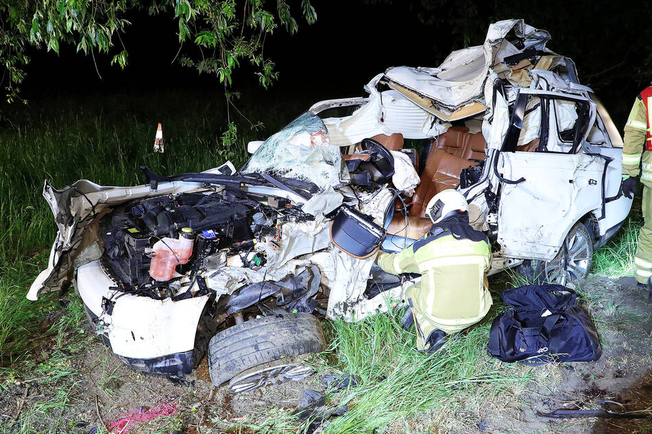 Tödlicher Unfall: Range Rover überschlägt sich, wird komplett zerfetzt