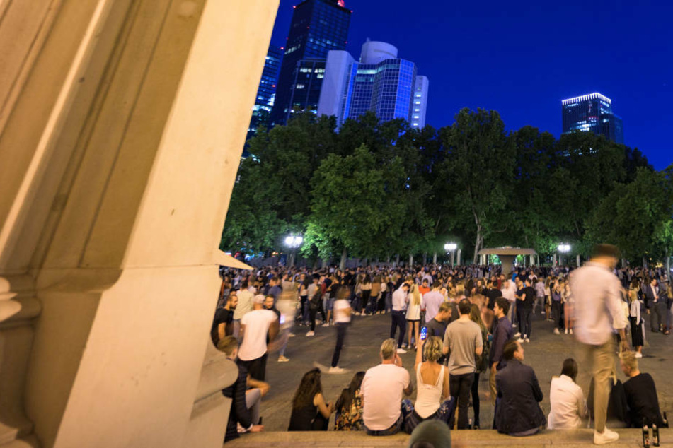 Der Opernplatz hat sich in Frankfurt zu einem Party-Hotspot entwickelt.