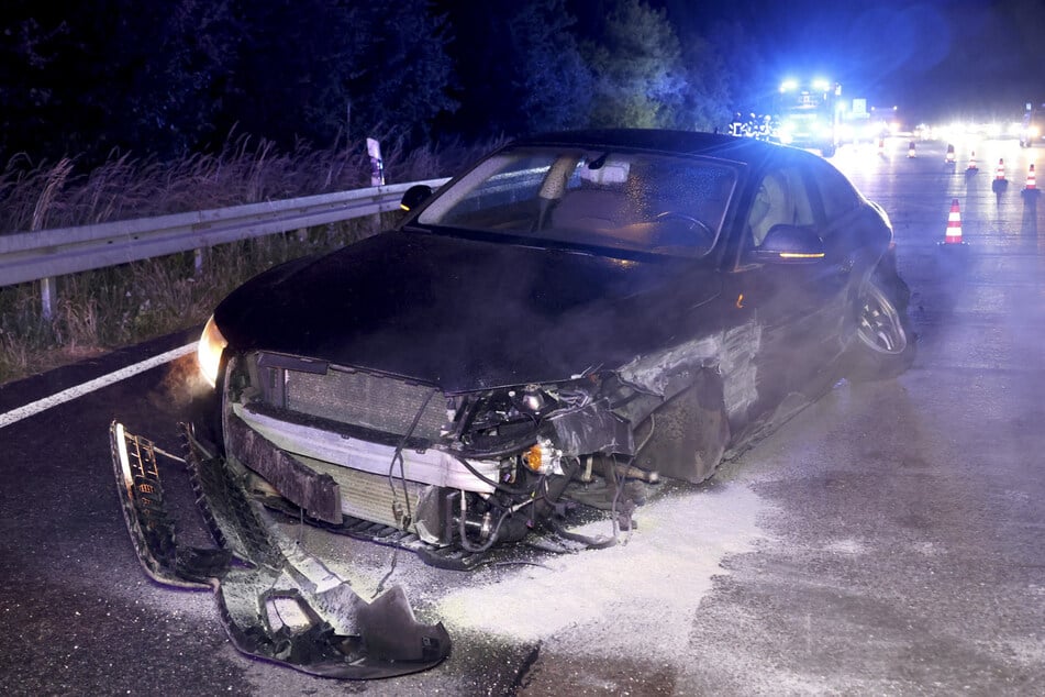 Unfall A4: Schwerer Unfall nach Reifenschaden: Audi kracht auf A4 in Leitplanke