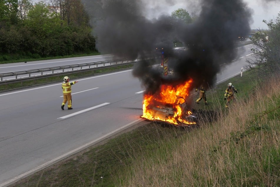 Unfall A14: Auto auf der A14 im Landkreis Leipzig brennt