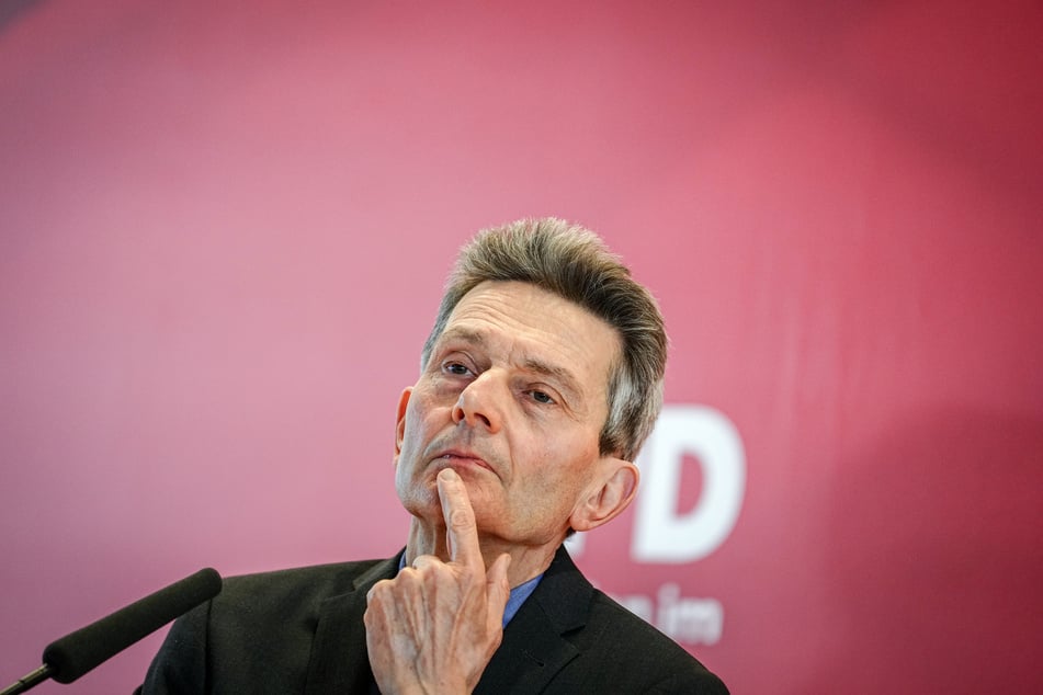 Der ehemalige Fraktionsvorsitzende Rolf Mützenich (65) hat gemeinsam mit weiteren SPD-Politikern ein Papier unterzeichnet, das derzeit für Aufregung sorgt. (Archivbild)