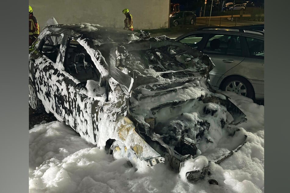 Von dem Mazda blieb nach dem Brand auf dem Parkplatz an der Kaiserstraße nur noch ein ausgebranntes Wrack übrig.