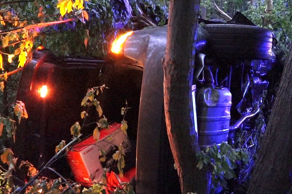 Das Autowrack lag mitten in einem Wald neben der Autobahn.