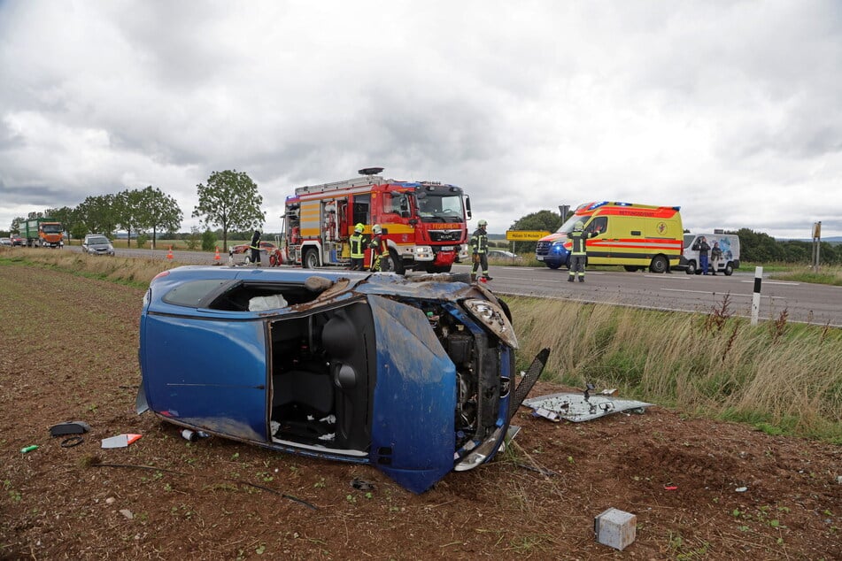 Auf einer Landstraße in Mülsen (Landkreis Zwickau) überschlug sich am Montag ein Peugeot. Die Fahrerin (21) wurde schwer verletzt.