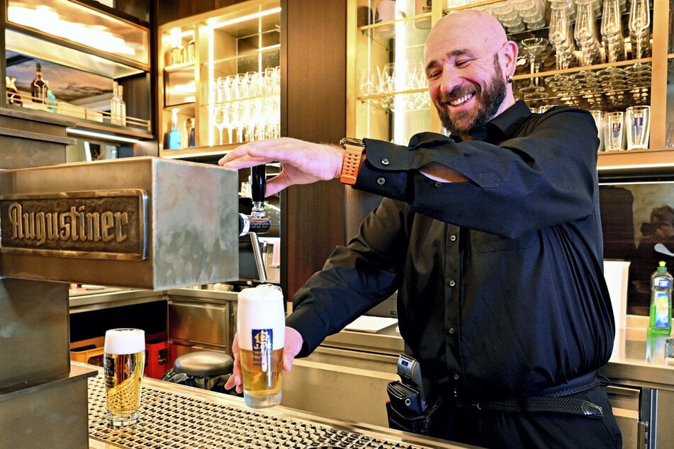 Restaurantfachmann Daniel Bayer (39) zapft das erste Augustiner Helles (4,90 Euro).