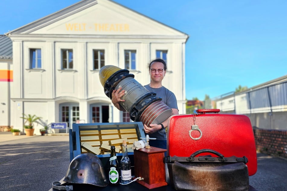 Burkhard Werner (52) vom Welt-Theater Frankenberg zeigt eine Auswahl nachgebauter Requisiten, die beim Olsenbandentag ausgestellt werden.