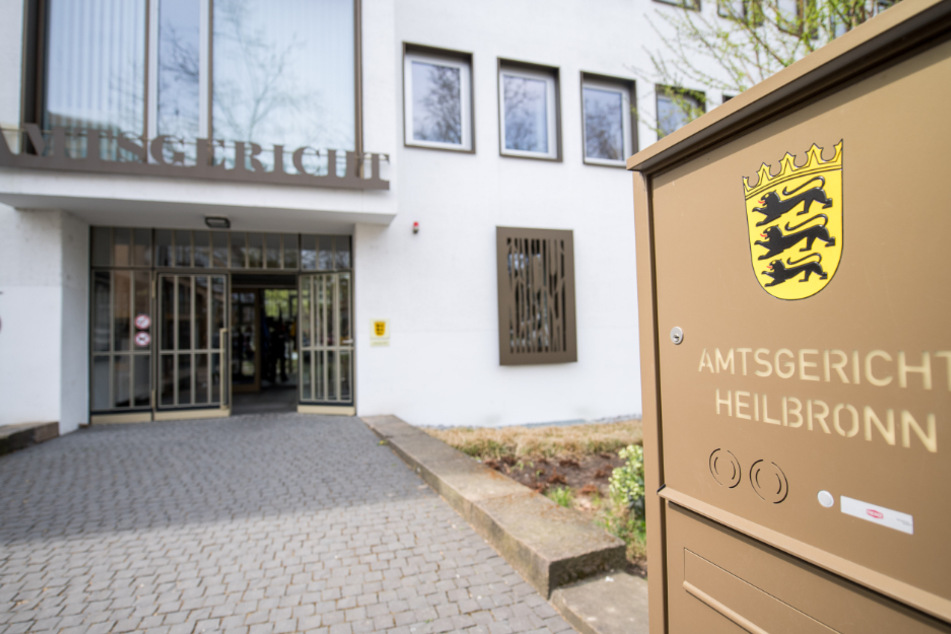 Der Angeklagte sprang einfach aus dem Fenster des Gerichts.
