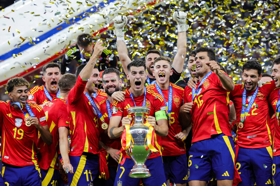 Spätes Glück im EM-Finale! Spanien setzt sich zum vierten Mal die Europa-Krone auf.