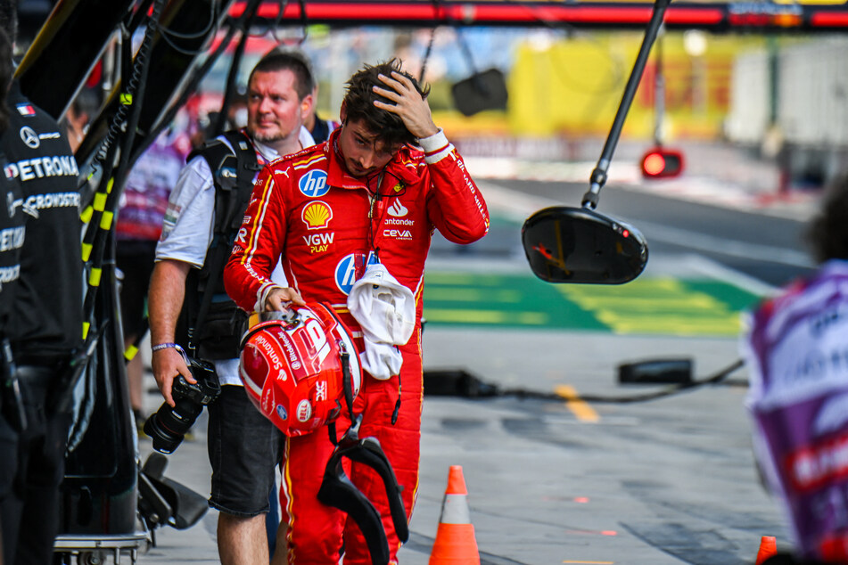 Sichtlich niedergeschlagen schlenderte Charles Leclerc (26) nach seinem Unfall am Freitag durch die Box. Immerhin blieb er unverletzt.