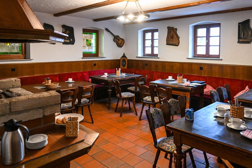 Im Gastraum mit Kamin wird bald gewohnt urig-deutsche Küche serviert.