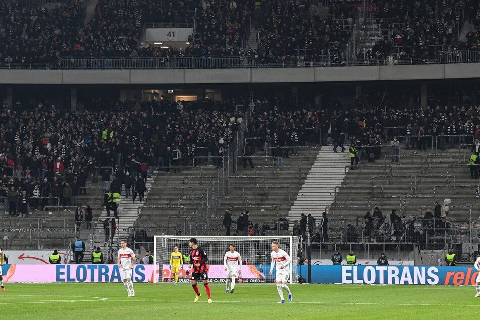 Vor mehr als einem Jahr war es beim Spiel zwischen Frankfurt und Stuttgart zu Ausschreitungen gekommen. (Archivbild)