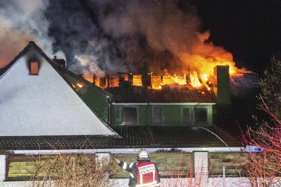 200.000 Euro Schaden! Einfamilienhaus steht lichterloh in Flammen