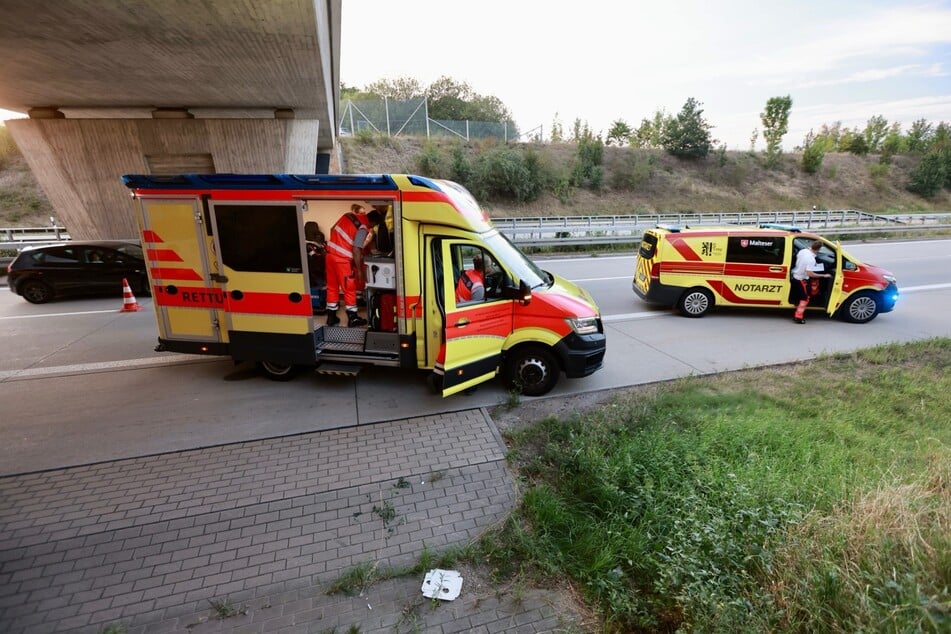 Die beiden Lkw-Fahrer im Alter von 42 und 47 Jahren wurden vor Ort ambulant behandelt.
