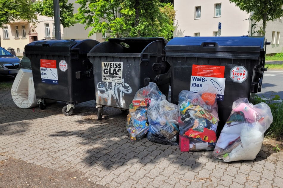Diverse volle Müllsäcke werden einfach neben Glascontainer gestellt - immer nach dem Motto "Wird sich schon jemand drum kümmern".