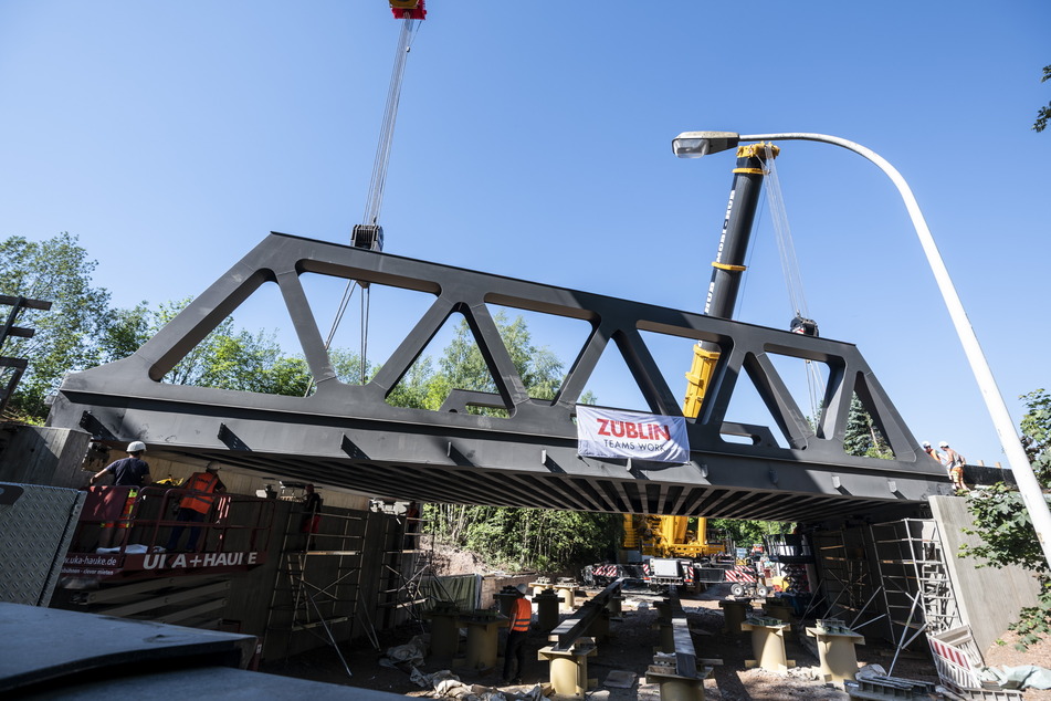 Drahtseilakt in luftiger Höhe: Zwei Spezialkräne hievten die neue Eisenbahnbrücke, die nun über der Olbernhauer Straße schwebt, an Ort und Stelle.