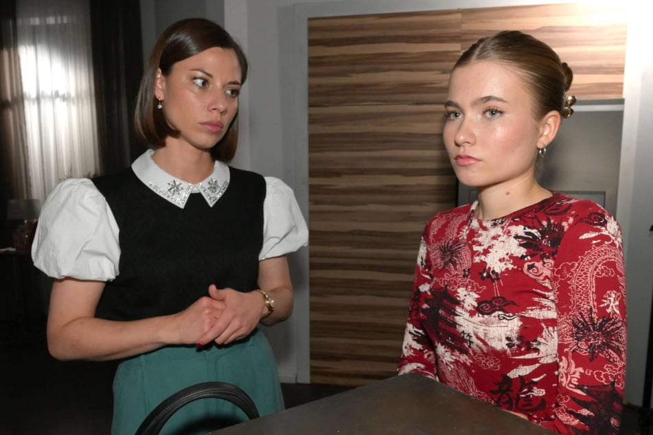 Matilda (l.) und Johanna machen sich Sorgen um die Zukunft der Bank.