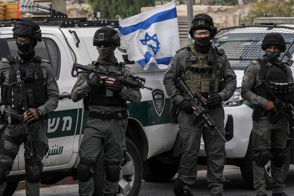 Während israelische Grenzpolizisten die Altstadt von Jerusalem absichern, soll Israel seine Angriffe im Gazastreifen bereits verstärkt haben.